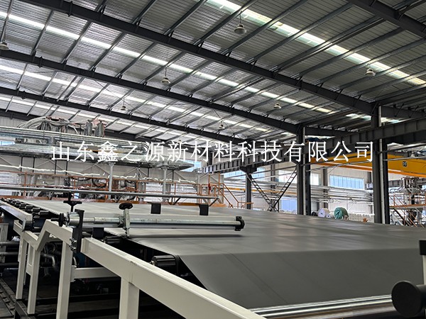 拒绝坡面滑移：养殖防渗土工膜防滑铺设核心技术解析